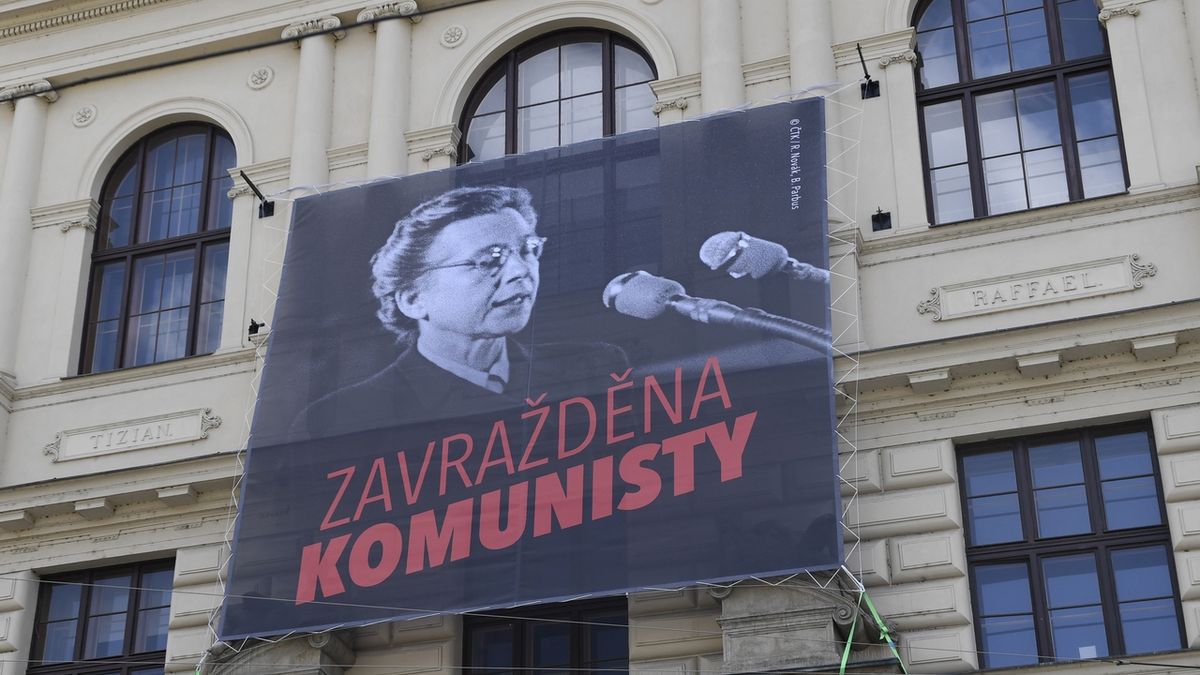 Z pražských sirén zazní slova Milady Horákové, na budovách visí velké portréty